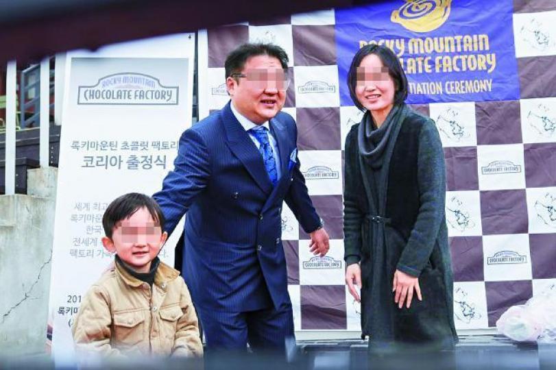 ■涉殺害妻兒的南韓男子常在facebook上載一家生活照。■疑兇在送院時因為不斷掙扎手腳被綁,擔架床上有嘔吐物。 ■涉殺害妻兒的南韓男子常在facebook上載一家生活照。■疑兇在送院時因為不斷掙扎手腳被綁,擔架床上有嘔吐物。