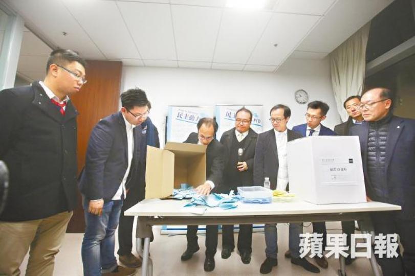 ■民主動力昨晚在港大點票,各初選參選人或代表從旁監票。黎樹雄攝 ■民主動力昨晚在港大點票,各初選參選人或代表從旁監票。黎樹雄攝