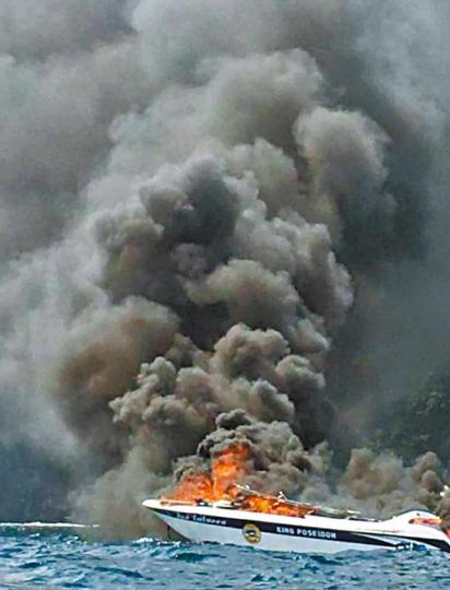 ■快艇爆炸起火後冒出濃煙。■多名燒傷的遊客被送院救治。 ■快艇爆炸起火後冒出濃煙。■多名燒傷的遊客被送院救治。