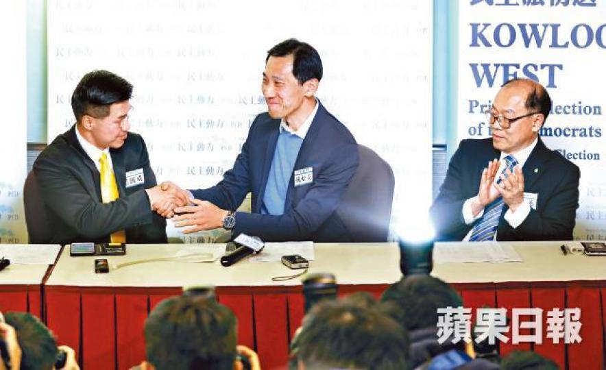 ■初選勝出的范國威(左)及姚松炎(中)互相祝賀,在旁的馮檢基暫為九西替補人選。朱永倫攝 ■初選勝出的范國威(左)及姚松炎(中)互相祝賀,在旁的馮檢基暫為九西替補人選。朱永倫攝