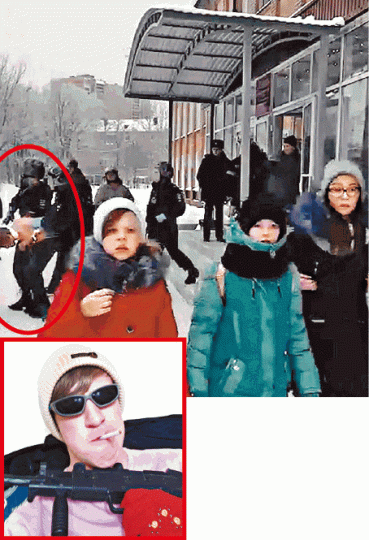 ■據指沉迷校園槍擊案的比德扎科夫(小圖),施襲後被捕(上圖紅圈示)。 ■據指沉迷校園槍擊案的比德扎科夫(小圖),施襲後被捕(上圖紅圈示)。