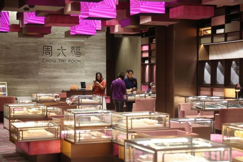 ■瑞銀報告指周大福是「行得較前的零售商」。資料圖片 ■瑞銀報告指周大福是「行得較前的零售商」。資料圖片