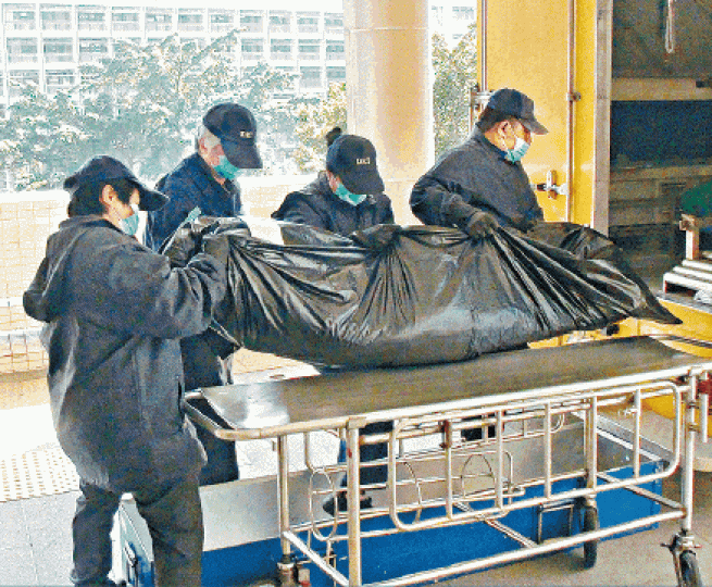 ■老婦昨送院後不治，遺體被移送殮房。