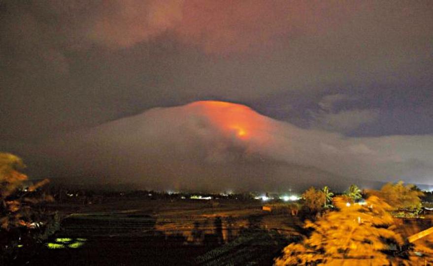 ■馬榮火山前晚露紅光,熔岩昨早開始流出。 美聯社 ■馬榮火山前晚露紅光,熔岩昨早開始流出。 美聯社