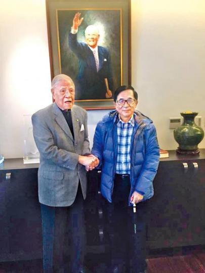 ■陳水扁(右)與李登輝交惡多年後,首次握手合照。 台灣《蘋果日報》 ■陳水扁(右)與李登輝交惡多年後,首次握手合照。 台灣《蘋果日報》