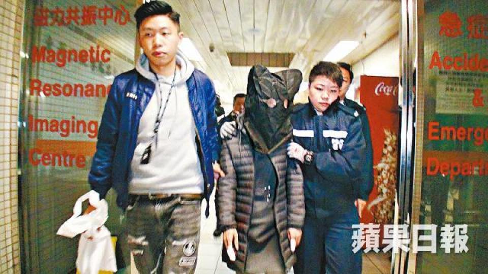 ■大婆手指受傷，送院敷治後被捕。姜偉康攝■捱斬女子送院搶救。司徒韋桐攝