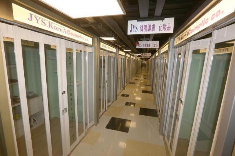 ■尖沙嘴首都廣場一度淪為「死場」。資料圖片 ■尖沙嘴首都廣場一度淪為「死場」。資料圖片