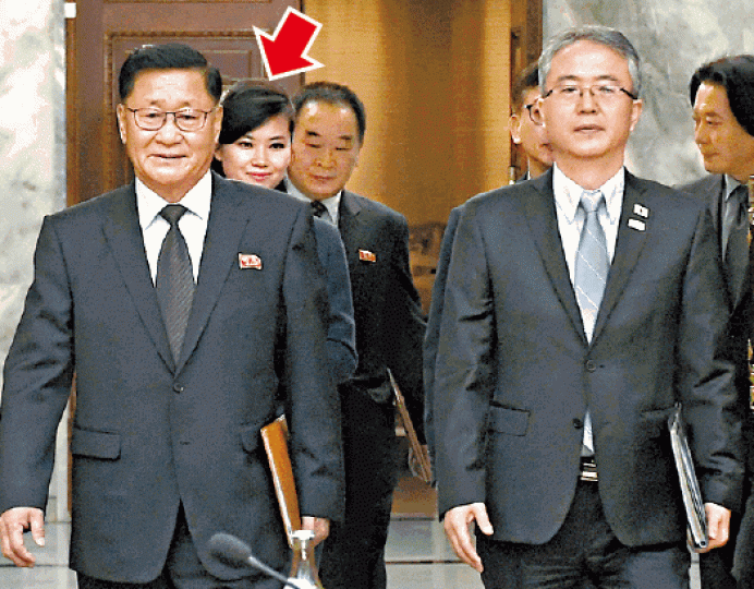 ■北韓首席代表權赫奉(左)與南韓首席代表李宇盛抵達工作會議會場,權赫奉身後是玄松月(箭嘴示)。美聯社 ■北韓首席代表權赫奉(左)與南韓首席代表李宇盛抵達工作會議會場,權赫奉身後是玄松月(箭嘴示)。美聯社