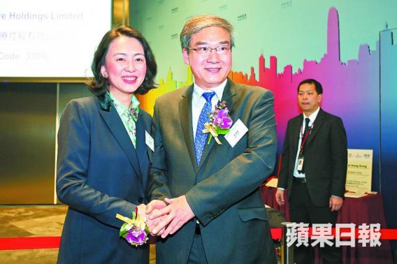 ■林順潮同太太李肖婷(左)拍住上管理公司。李潤芳攝 ■林順潮同太太李肖婷(左)拍住上管理公司。李潤芳攝