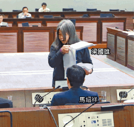 ■長毛於前年立法會討論橫洲事件時,搶去時任發展局副局長馬紹祥的文件。 ■長毛於前年立法會討論橫洲事件時,搶去時任發展局副局長馬紹祥的文件。
