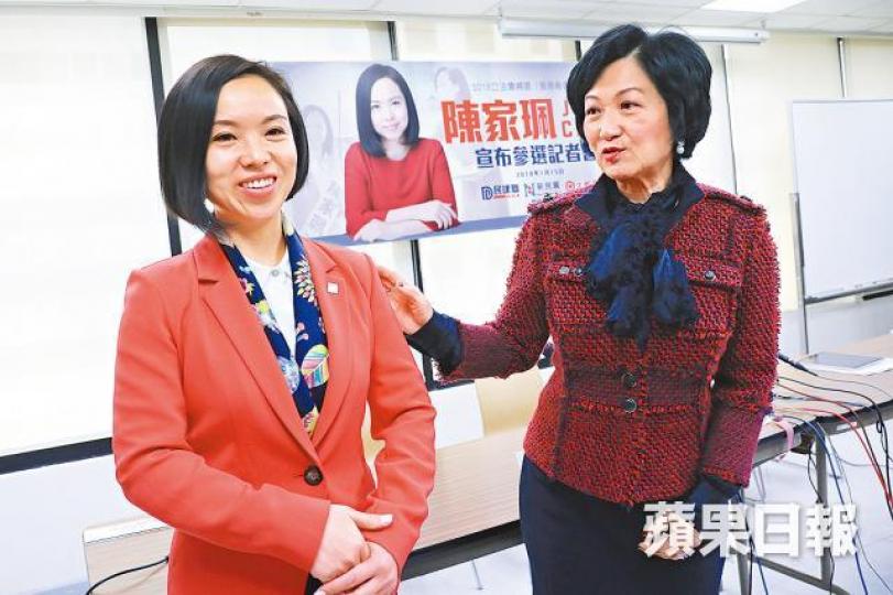 ■陳家珮昨由新民黨主席葉劉淑儀陪同宣佈參與補選。王心義攝 ■陳家珮昨由新民黨主席葉劉淑儀陪同宣佈參與補選。王心義攝