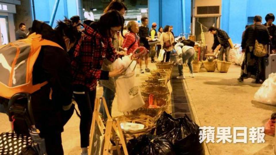 「不是垃圾站」逢周六在元朗舉辦社區回收活動,鼓勵街坊乾淨分類回收。(伍嘉亮攝)Vivian擔心政府宣傳「三紙兩膠」,令市民以為其他塑膠已無出路。(伍嘉亮攝)「不是垃圾站」平均每次收集到約200公斤物資,當中塑膠佔最多。(伍嘉亮攝)回收中心將收集到的膠加壓成磚形,再運給下游回收商出口到東南亞地區。(程詩敏攝) 「不是垃圾站」逢周六在元朗舉辦社區回收活動,鼓勵街坊乾淨分類回收。(伍嘉亮攝)Vivian擔心政府宣傳「三紙兩膠」,令市民以為其他塑膠已無出路。(伍嘉亮攝)「不是垃圾站」平均每次收集到約200公斤物資,當中塑膠佔最多。(伍嘉亮攝)回收中心將收集到的膠加壓成磚形,再運給下游回收商出口到東南亞地區。(程詩敏攝)