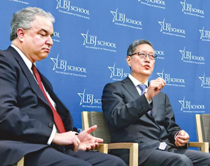 ■德大職員法爾斯理(左)曾與中國外交部前副部長何亞非一同出席基金會活動。互聯網 ■德大職員法爾斯理(左)曾與中國外交部前副部長何亞非一同出席基金會活動。互聯網