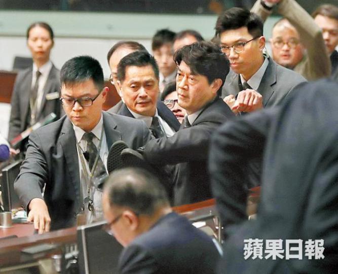 ■梁君彥指行管會將向毛孟靜及朱凱廸發譴責信;上圖為立會表決修改《議規》當日朱遭保安抬走。梁君彥 ■梁君彥指行管會將向毛孟靜及朱凱廸發譴責信;上圖為立會表決修改《議規》當日朱遭保安抬走。梁君彥