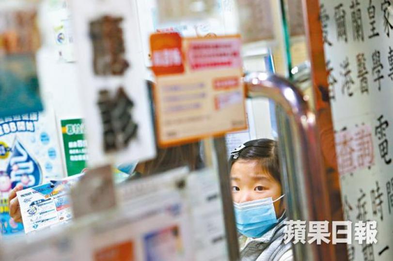 ■冬季流感肆虐，昨日有小孩戴口罩到診所求醫。王子俊攝