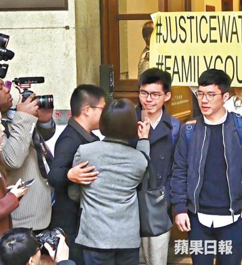 ■中年女子一度向黃之鋒舉起中指,大叫「賣港賊」。 ■中年女子一度向黃之鋒舉起中指,大叫「賣港賊」。