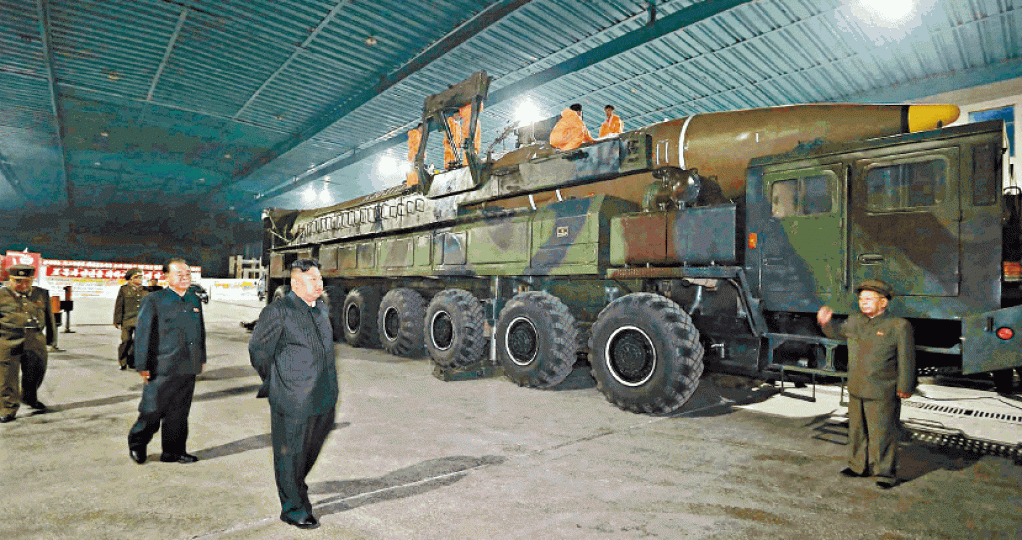 ■金正恩的洲際導彈和核武威脅世界,各國希望以落實制裁迫使他棄核。資料圖片 ■金正恩的洲際導彈和核武威脅世界,各國希望以落實制裁迫使他棄核。資料圖片