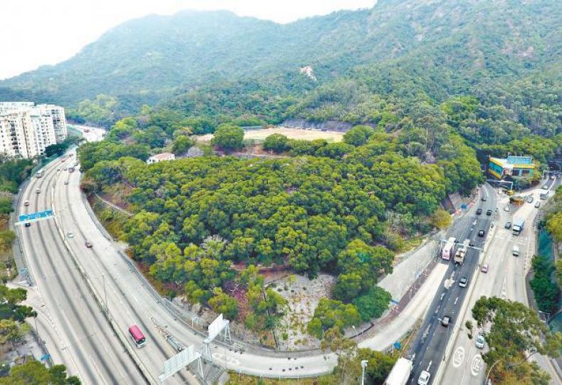 ■龍翔道項目有嘈音問題及近隧道,發展商需在設計及工程上處理;左圖為九倉主席吳天海。資料圖片 ■龍翔道項目有嘈音問題及近隧道,發展商需在設計及工程上處理;左圖為九倉主席吳天海。資料圖片