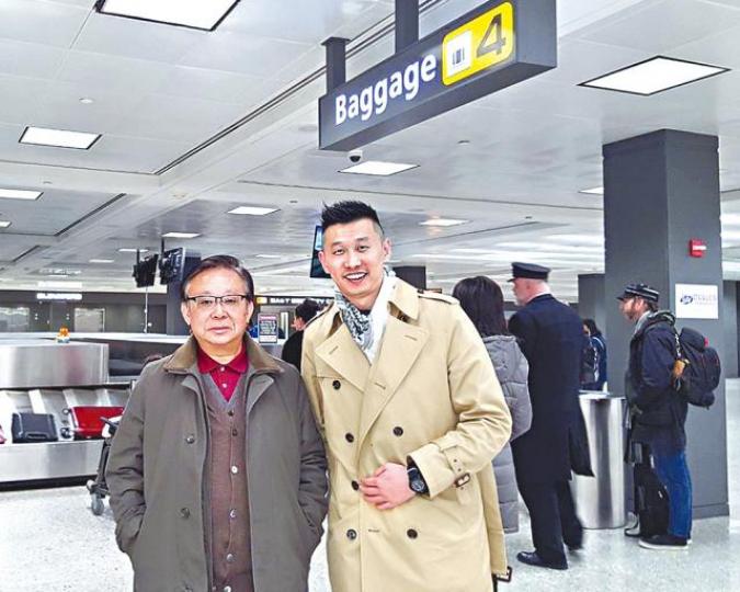 ■王睿(右)在本月12日成功抵達美國華盛頓機場,旅美大陸學者辛顥年到場接機。■陸寧等人駕的「霧隱號」在桃園擱淺後被扣查,槳葉可見被繩索纏住(小圖)。 ■王睿(右)在本月12日成功抵達美國華盛頓機場,旅美大陸學者辛顥年到場接機。■陸寧等人駕的「霧隱號」在桃園擱淺後被扣查,槳葉可見被繩索纏住(小圖)。