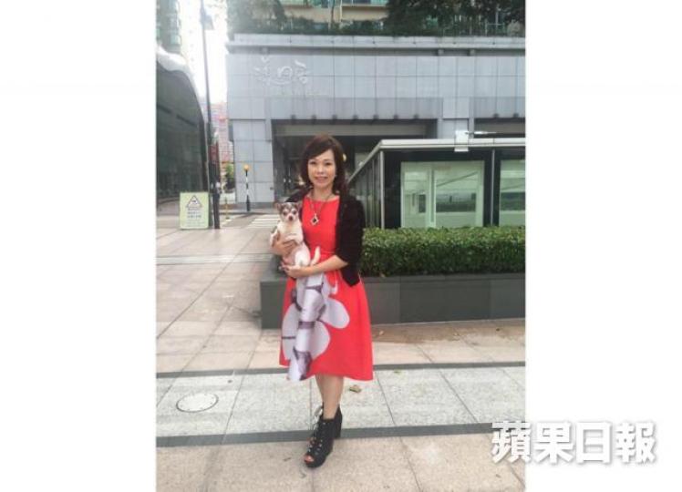 ■文靜芝係愛狗之人,閒時都會帶狗仔出街。 ■文靜芝係愛狗之人,閒時都會帶狗仔出街。