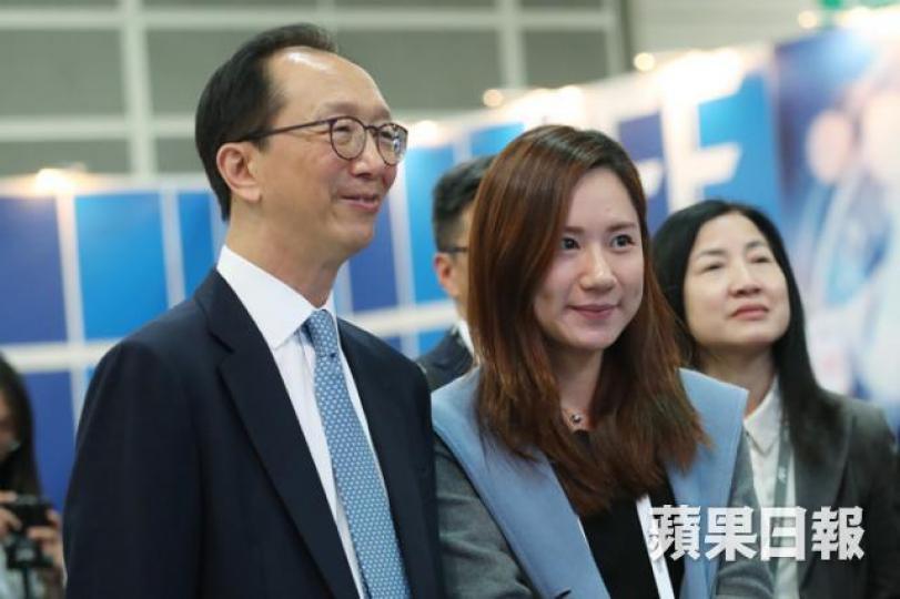 ■梁錦松(左)出席金融論壇,不乏靚女小花上前影相集郵。易仰民攝 ■梁錦松(左)出席金融論壇,不乏靚女小花上前影相集郵。易仰民攝