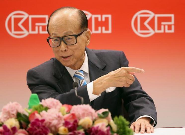 ■長和股價無力創新高,也許還欠大行推介才會飛升。圖為長和主席李嘉誠。資料圖片 ■長和股價無力創新高,也許還欠大行推介才會飛升。圖為長和主席李嘉誠。資料圖片