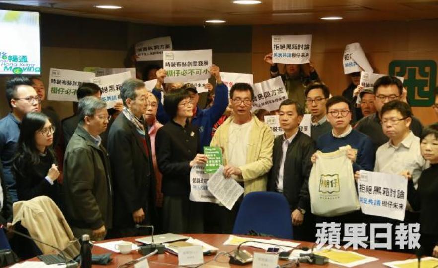 ■棚仔約20多位布販昨出席深水埗區議會,向食環署署長劉利群請願。張柏基攝 ■棚仔約20多位布販昨出席深水埗區議會,向食環署署長劉利群請願。張柏基攝