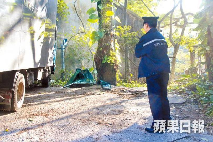 ■貨車司機猝死車旁，警方接報到場調查。劉永明攝