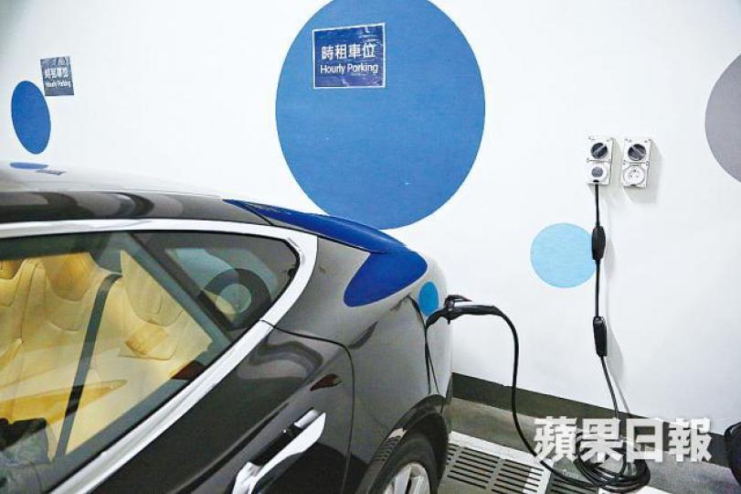 ■《蘋果》記者早前駕電動車到京瑞廣場1期的停車場充電,惟插座全數無法充電。張柏基攝■電動車的充電提示稱「電源插座沒有電」(箭嘴示)。■京瑞廣場2期停車場的插座封上紙盒。 ■《蘋果》記者早前駕電動車到京瑞廣場1期的停車場充電,惟插座全數無法充電。張柏基攝■電動車的充電提示稱「電源插座沒有電」(箭嘴示)。■京瑞廣場2期停車場的插座封上紙盒。