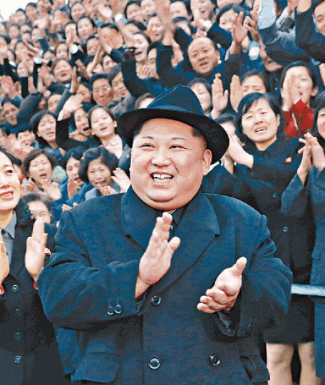 ■朝中社昨發放領導人金正恩視察平壤教員大學大受歡迎的照片。■文在寅昨訪問將加入北韓隊員的女子冰球代表隊。美聯社 ■朝中社昨發放領導人金正恩視察平壤教員大學大受歡迎的照片。■文在寅昨訪問將加入北韓隊員的女子冰球代表隊。美聯社