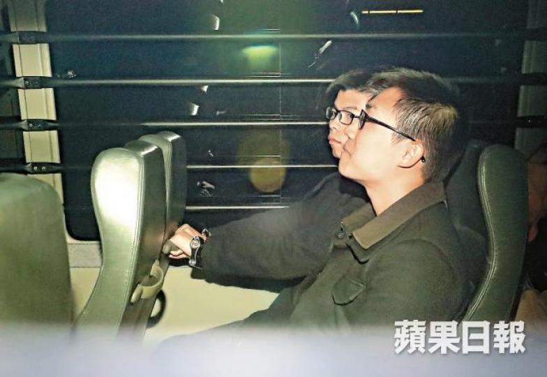 ■黃之鋒和黃浩銘戴上手銬,由囚車押走。何家達攝■周永康(左圖)及羅冠聰昨到場聲援。 ■黃之鋒和黃浩銘戴上手銬,由囚車押走。何家達攝■周永康(左圖)及羅冠聰昨到場聲援。