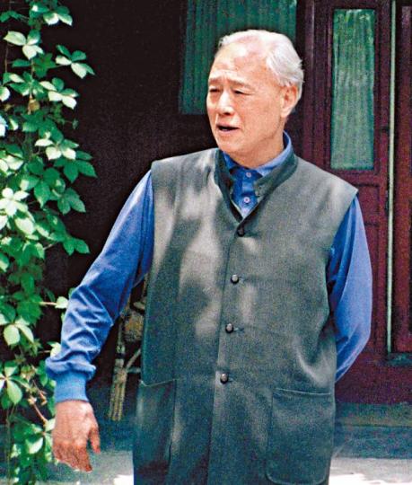 ■趙紫陽逝世13周年,但骨灰仍安放在家,中共未允公眾致祭。■故居書房中央放置趙紫陽半身照片,友人掛上趙紫陽秘書鮑彤題字。■王雁南表示,趙紫陽會有平反的一日。電視截圖■杜導正(左)到趙家悼念並在紀念冊簽名。 ■趙紫陽逝世13周年,但骨灰仍安放在家,中共未允公眾致祭。■故居書房中央放置趙紫陽半身照片,友人掛上趙紫陽秘書鮑彤題字。■王雁南表示,趙紫陽會有平反的一日。電視截圖■杜導正(左)到趙家悼念並在紀念冊簽名。
