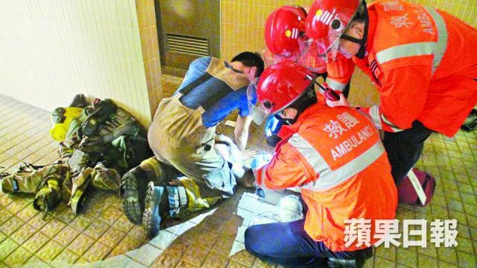 ■消防員將唐狗救出後為其進行心肺復蘇法,惜未能救回。譚健文攝■女戶主(中)見愛犬慘死,傷心痛哭。 ■消防員將唐狗救出後為其進行心肺復蘇法,惜未能救回。譚健文攝■女戶主(中)見愛犬慘死,傷心痛哭。