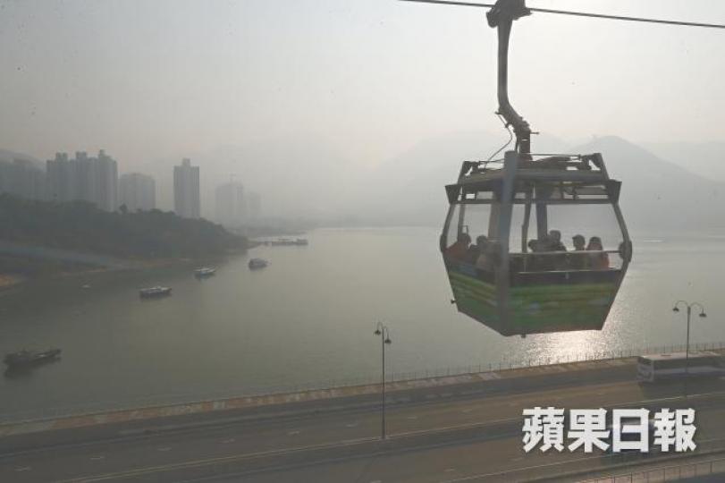 ■受空氣污染影響,昨日天空一片灰濛。謝榮耀攝 ■受空氣污染影響,昨日天空一片灰濛。謝榮耀攝