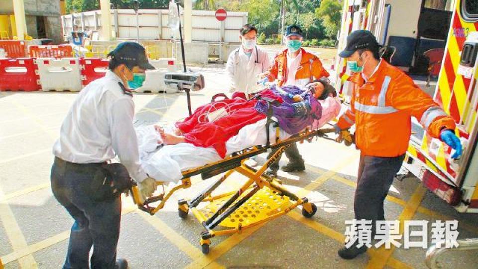 ■小三女生因鯁喉缺氧昏迷,被送到屯門醫院。譚健文攝■女生家人趕到醫院守候。 ■小三女生因鯁喉缺氧昏迷,被送到屯門醫院。譚健文攝■女生家人趕到醫院守候。