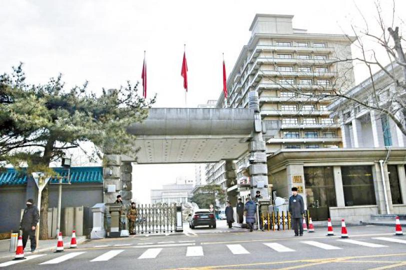 ■京西賓館昨戒備森嚴,軍警在閘口外站崗。路透社■京西賓館屋檐上掛有「萬歲」口號。路透社 ■京西賓館昨戒備森嚴,軍警在閘口外站崗。路透社■京西賓館屋檐上掛有「萬歲」口號。路透社