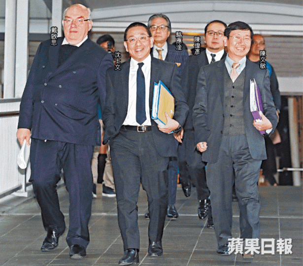 ■戴啟思昨成功競逐大律師公會主席;圖為他與團隊成員昨前往周年大會會場。何柏佳攝 ■戴啟思昨成功競逐大律師公會主席;圖為他與團隊成員昨前往周年大會會場。何柏佳攝