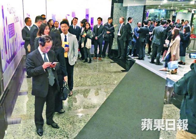 ■昨日大批大律師公會會員輪候入場。林俊謙攝 ■昨日大批大律師公會會員輪候入場。林俊謙攝