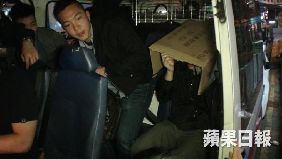 ■遇劫男事主在警車上以紙皮蓋頭,協助警方調查。鄭大康攝 ■遇劫男事主在警車上以紙皮蓋頭,協助警方調查。鄭大康攝
