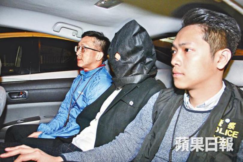 ■其中一名財務中介被拘捕,蒙頭帶署。 ■其中一名財務中介被拘捕,蒙頭帶署。