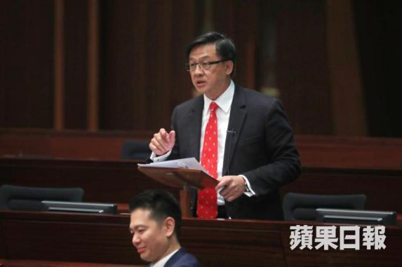 ■民主派議員向何提出譴責動議。不過在建制派乘民主派多名議員被DQ、佔盡直選和功能組別議席優勢下令何避過遭譴責。何家達攝 ■民主派議員向何提出譴責動議。不過在建制派乘民主派多名議員被DQ、佔盡直選和功能組別議席優勢下令何避過遭譴責。何家達攝