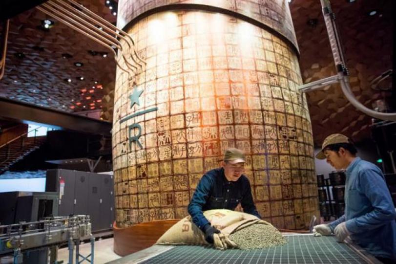 ■上海興業太古滙的Starbucks Reserve Roastery(星巴克臻選烘焙工坊)。作者提供圖片■想入去這間星巴克烘焙工坊,排隊起碼要排足兩三小時。作者提供圖片 ■上海興業太古滙的Starbucks Reserve Roastery(星巴克臻選烘焙工坊)。作者提供圖片■想入去這間星巴克烘焙工坊,排隊起碼要排足兩三小時。作者提供圖片