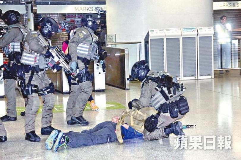 ■反恐特勤隊將「恐怖分子」制服地上。 ■反恐特勤隊將「恐怖分子」制服地上。