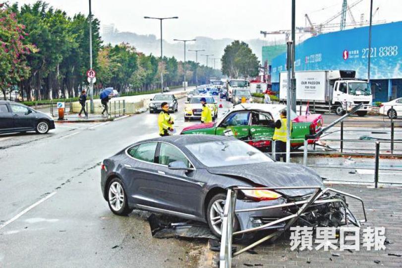 ■兩車相撞再分別撞向欄杆,車身皆嚴重損毀。周鴻熙攝 ■兩車相撞再分別撞向欄杆,車身皆嚴重損毀。周鴻熙攝