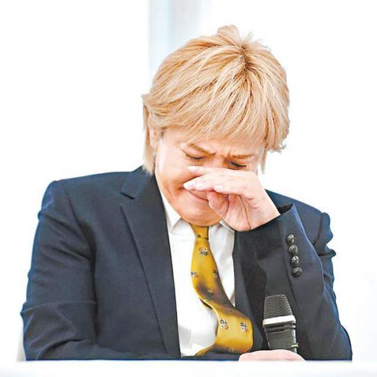 ■小室哲哉昨日召開記者會宣佈告別演藝界,其間一度落淚。互聯網圖片■小室哲哉以身心俱疲理由,在昨日記者會上宣佈引退。互聯網圖片■昨日記招吸引百多名記者到場採訪,小室亦有鞠躬道歉。互聯網圖片■被指介入小室婚姻的靚女護士,曾在鏡頭前為小室打營養針。互聯網圖片■KEIKO在多年前重病影響發展,小室自言不會跟太太離婚。資料圖片 ■小室哲哉昨日召開記者會宣佈告別演藝界,其間一度落淚。互聯網圖片■小室哲哉以身心俱疲理由,在昨日記者會上宣佈引退。互聯網圖片■昨日記招吸引百多名記者到場採訪,小室亦有鞠躬道歉。互聯網圖片■被指介入小室婚姻的靚女護士,曾在鏡頭前為小室打營養針。互聯網圖片■KEIKO在多年前重病影響發展,小室自言不會跟太太離婚。資料圖片