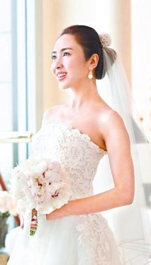 ■黎姿前日在facebook上載舊婚照,更撰文多謝老公。互聯網圖片■黎姿於結婚周年紀念日貼收花相,大晒幸福。互聯網圖片 ■黎姿前日在facebook上載舊婚照,更撰文多謝老公。互聯網圖片■黎姿於結婚周年紀念日貼收花相,大晒幸福。互聯網圖片