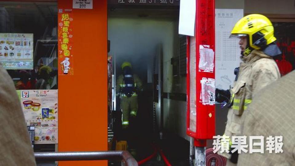 ■餐廳貨倉起火,消防員進入充斥濃煙的火場救火。 ■餐廳貨倉起火,消防員進入充斥濃煙的火場救火。