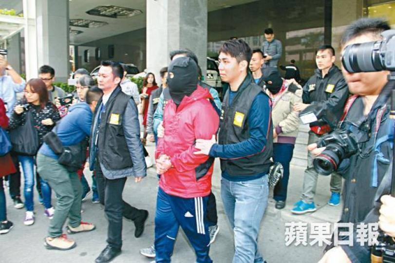 ■澳門司警將涉案荷官及其舅父蒙頭押走調查。