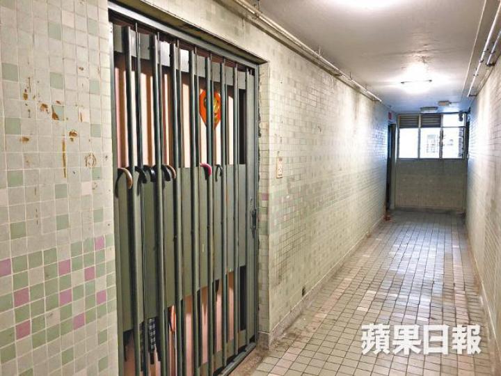 ■記者昨到張錦倫的住所查詢,當記者表露身份時,張的家人隨即搖頭並關門,拒絕再應門。 ■記者昨到張錦倫的住所查詢,當記者表露身份時,張的家人隨即搖頭並關門,拒絕再應門。