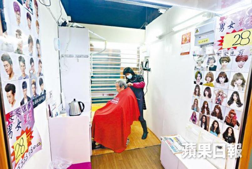■來小姐開業兩個月,每日生意平均約10宗,生意額僅約280元。王子俊攝■大日子商場於2014年拆售成220個劏舖。 ■來小姐開業兩個月,每日生意平均約10宗,生意額僅約280元。王子俊攝■大日子商場於2014年拆售成220個劏舖。